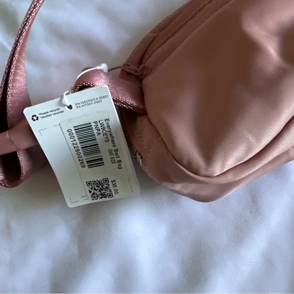 🆕💕 Lululemon OG Everywhere Belt Bag - Pink Pastel (Metal Hardware) - Picture 5 of 8